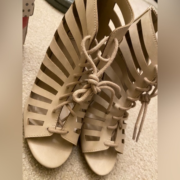 Woman’s size 7.5 beige heals - Picture 2 of 6
